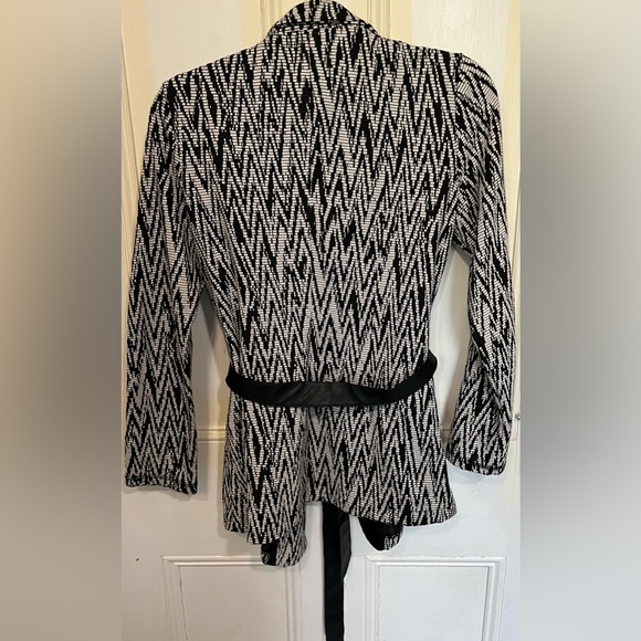 Le Chateau Long Sleeve Patterned Blazer with Belt Small - Picture 4 of 11
